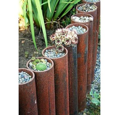 As cercas no jardim ou na sua horta são importantes para a proteção e demarcação do espaço, mas também servem para embelezar.