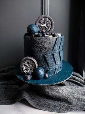 Normalmente os filhos os homenageiam com mensagens, beijos, abraços e presentes. Nessa data toda a família se reúne para comemorar, então que tal tornar esse dia ainda mais especial fazendo um bolo personalizado do dia dos pais!?    Você pode encomendar o seu bolo comum profissional em confeitaria ou pode criar o seu.