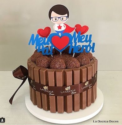 Normalmente os filhos os homenageiam com mensagens, beijos, abraços e presentes. Nessa data toda a família se reúne para comemorar, então que tal tornar esse dia ainda mais especial fazendo um bolo personalizado do dia dos pais!?    Você pode encomendar o seu bolo comum profissional em confeitaria ou pode criar o seu.