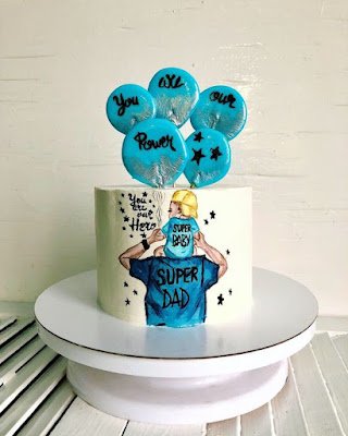 Normalmente os filhos os homenageiam com mensagens, beijos, abraços e presentes. Nessa data toda a família se reúne para comemorar, então que tal tornar esse dia ainda mais especial fazendo um bolo personalizado do dia dos pais!?    Você pode encomendar o seu bolo comum profissional em confeitaria ou pode criar o seu.