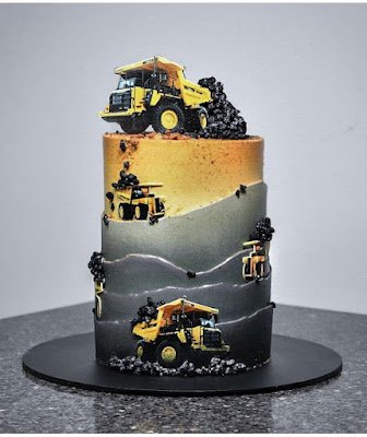 Normalmente os filhos os homenageiam com mensagens, beijos, abraços e presentes. Nessa data toda a família se reúne para comemorar, então que tal tornar esse dia ainda mais especial fazendo um bolo personalizado do dia dos pais!?    Você pode encomendar o seu bolo comum profissional em confeitaria ou pode criar o seu.