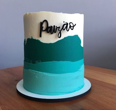 Normalmente os filhos os homenageiam com mensagens, beijos, abraços e presentes. Nessa data toda a família se reúne para comemorar, então que tal tornar esse dia ainda mais especial fazendo um bolo personalizado do dia dos pais!?    Você pode encomendar o seu bolo comum profissional em confeitaria ou pode criar o seu.