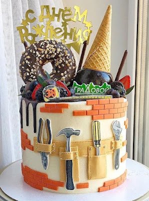 Normalmente os filhos os homenageiam com mensagens, beijos, abraços e presentes. Nessa data toda a família se reúne para comemorar, então que tal tornar esse dia ainda mais especial fazendo um bolo personalizado do dia dos pais!?    Você pode encomendar o seu bolo comum profissional em confeitaria ou pode criar o seu.