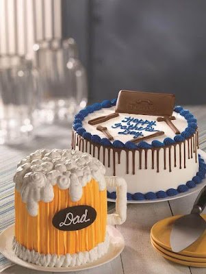 Normalmente os filhos os homenageiam com mensagens, beijos, abraços e presentes. Nessa data toda a família se reúne para comemorar, então que tal tornar esse dia ainda mais especial fazendo um bolo personalizado do dia dos pais!?    Você pode encomendar o seu bolo comum profissional em confeitaria ou pode criar o seu.