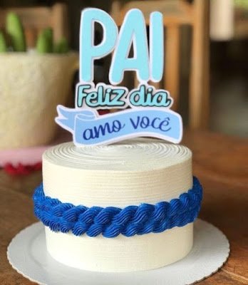 Normalmente os filhos os homenageiam com mensagens, beijos, abraços e presentes. Nessa data toda a família se reúne para comemorar, então que tal tornar esse dia ainda mais especial fazendo um bolo personalizado do dia dos pais!?    Você pode encomendar o seu bolo comum profissional em confeitaria ou pode criar o seu.