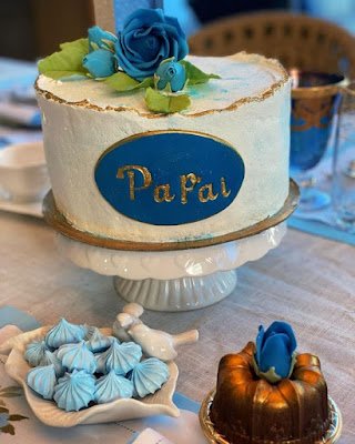 Normalmente os filhos os homenageiam com mensagens, beijos, abraços e presentes. Nessa data toda a família se reúne para comemorar, então que tal tornar esse dia ainda mais especial fazendo um bolo personalizado do dia dos pais!?    Você pode encomendar o seu bolo comum profissional em confeitaria ou pode criar o seu.