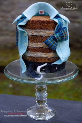 Normalmente os filhos os homenageiam com mensagens, beijos, abraços e presentes. Nessa data toda a família se reúne para comemorar, então que tal tornar esse dia ainda mais especial fazendo um bolo personalizado do dia dos pais!?    Você pode encomendar o seu bolo comum profissional em confeitaria ou pode criar o seu.