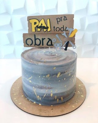 Normalmente os filhos os homenageiam com mensagens, beijos, abraços e presentes. Nessa data toda a família se reúne para comemorar, então que tal tornar esse dia ainda mais especial fazendo um bolo personalizado do dia dos pais!?    Você pode encomendar o seu bolo comum profissional em confeitaria ou pode criar o seu.