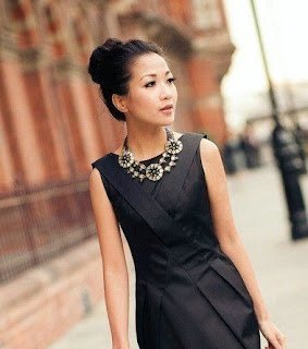 Sempre que colocamos um vestido fica aquela impressão de que está repetindo o mesmo look e que todos já viram, não é mesmo? Então que tal apresentar dar um diferencial a este vestido colocando maxi colar. Ele pode salvar o dia dando um ar de exclusividade a sua peça.