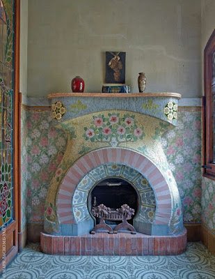 Mosaico é uma arte decorativa que consiste em criar figuras geométricas ou abstratas com pequenos fragmentos de materiais.