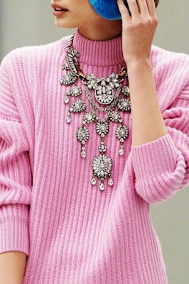 Tanto as blusas mais simples como os blusões combinam muito bem com maxi colares. Elas podem ser lisas ou estampadas, pode ser casuais ou mais sofisticados