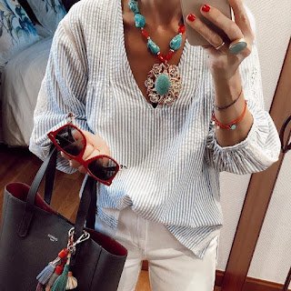 Tanto as blusas mais simples como os blusões combinam muito bem com maxi colares. Elas podem ser lisas ou estampadas, pode ser casuais ou mais sofisticados