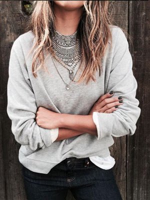 Tanto as blusas mais simples como os blusões combinam muito bem com maxi colares. Elas podem ser lisas ou estampadas, pode ser casuais ou mais sofisticados