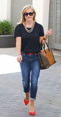 Você pode usar maxi colar com camiseta   Você pode usar com camiseta e calça jeans, sobre a camiseta branca ou  estampada e até mesmo com camisetas de bandas. Ele dá uma diferença bacana para o figurino e você ainda pode compor o seu look.