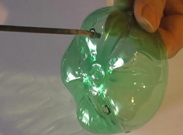 Para os cachepôs suspensos o ideal é que tenha uma base na parte de baixo