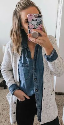 ara quem gosta de um look leve mas que seja incrível ao mesmo tempo e despojado você pode optar e usar o seu jeans com cardigan com capuz.  Também pode optar por peças com plumas brilho ou até mais curtinhos.
