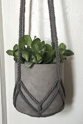 Um cachepô colorido e alegre pode fazer toda a diferença na decoração do seu cantinho verde.