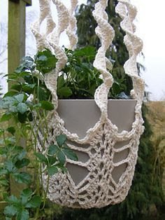 Um cachepô colorido e alegre pode fazer toda a diferença na decoração do seu cantinho verde.