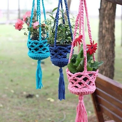 Um cachepô colorido e alegre pode fazer toda a diferença na decoração do seu cantinho verde.