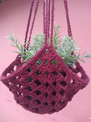 Um cachepô colorido e alegre pode fazer toda a diferença na decoração do seu cantinho verde.