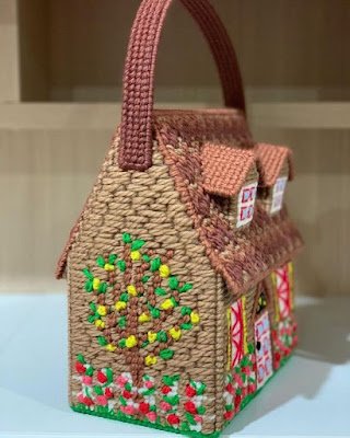 Muito fofas e coloridas, essas casinhas podem ser a capa de um porta trecos, de um vidro de conservas, podem ser o brinquedo macio de uma criança ou uma decoração diferentes para o natal e outras datas comemorativas. Você também pode fazer bolsas, mochilas, sacolas e almofadas em formato de casinha.