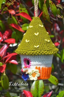 Muito fofas e coloridas, essas casinhas podem ser a capa de um porta trecos, de um vidro de conservas, podem ser o brinquedo macio de uma criança ou uma decoração diferentes para o natal e outras datas comemorativas. Você também pode fazer bolsas, mochilas, sacolas e almofadas em formato de casinha.