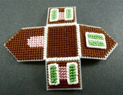 Muito fofas e coloridas, essas casinhas podem ser a capa de um porta trecos, de um vidro de conservas, podem ser o brinquedo macio de uma criança ou uma decoração diferentes para o natal e outras datas comemorativas. Você também pode fazer bolsas, mochilas, sacolas e almofadas em formato de casinha.