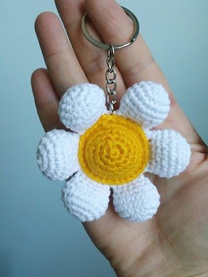 mais de 20 ideias de chaveiros feitos em crochê para te inspirar!!!...Encante-se!