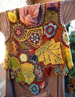 "Free Form" (forma livre), é a expressão em inglês e, geralmente, a maioria dos trabalhos que se vê em Free Form Crochet são feitos com vários motivos de crochet tecidos separadamente, posteriormente unidos de forma livre e arbitrária por meio de diferentes pontos de crochet em várias direções.