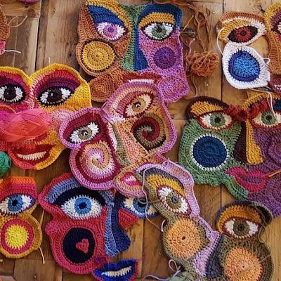 "Free Form" (forma livre), é a expressão em inglês e, geralmente, a maioria dos trabalhos que se vê em Free Form Crochet são feitos com vários motivos de crochet tecidos separadamente, posteriormente unidos de forma livre e arbitrária por meio de diferentes pontos de crochet em várias direções.