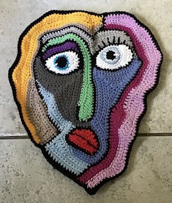 "Free Form" (forma livre), é a expressão em inglês e, geralmente, a maioria dos trabalhos que se vê em Free Form Crochet são feitos com vários motivos de crochet tecidos separadamente, posteriormente unidos de forma livre e arbitrária por meio de diferentes pontos de crochet em várias direções.