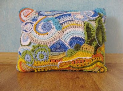 "Free Form" (forma livre), é a expressão em inglês e, geralmente, a maioria dos trabalhos que se vê em Free Form Crochet são feitos com vários motivos de crochet tecidos separadamente, posteriormente unidos de forma livre e arbitrária por meio de diferentes pontos de crochet em várias direções.