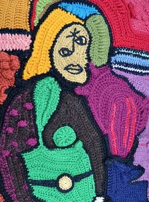 "Free Form" (forma livre), é a expressão em inglês e, geralmente, a maioria dos trabalhos que se vê em Free Form Crochet são feitos com vários motivos de crochet tecidos separadamente, posteriormente unidos de forma livre e arbitrária por meio de diferentes pontos de crochet em várias direções.