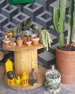 O carretel de madeira é usado originalmente para enrolar fios elétricos, mas esse material pode ser muito bem reaproveitado na decoração. Seu uso pode garantir peças originais, criativas, econômicas e sustentáveis para os mais variados ambientes da casa.