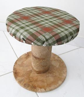 O carretel de madeira é usado originalmente para enrolar fios elétricos, mas esse material pode ser muito bem reaproveitado na decoração. Seu uso pode garantir peças originais, criativas, econômicas e sustentáveis para os mais variados ambientes da casa.