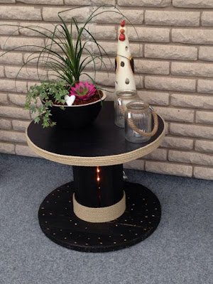 O carretel de madeira é usado originalmente para enrolar fios elétricos, mas esse material pode ser muito bem reaproveitado na decoração. Seu uso pode garantir peças originais, criativas, econômicas e sustentáveis para os mais variados ambientes da casa.