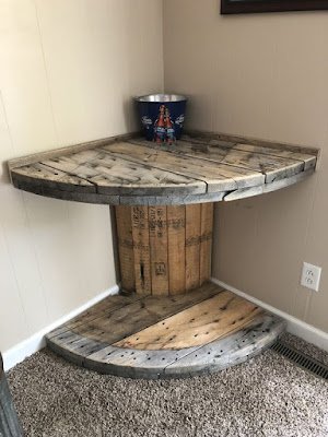 O carretel de madeira é usado originalmente para enrolar fios elétricos, mas esse material pode ser muito bem reaproveitado na decoração. Seu uso pode garantir peças originais, criativas, econômicas e sustentáveis para os mais variados ambientes da casa.