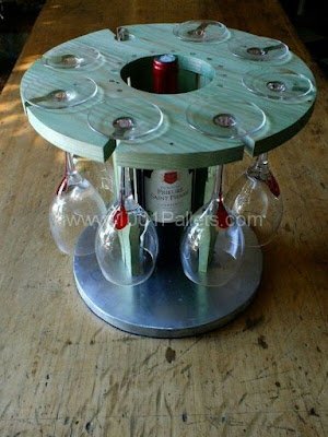 O carretel de madeira é usado originalmente para enrolar fios elétricos, mas esse material pode ser muito bem reaproveitado na decoração. Seu uso pode garantir peças originais, criativas, econômicas e sustentáveis para os mais variados ambientes da casa.