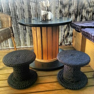 O carretel de madeira é usado originalmente para enrolar fios elétricos, mas esse material pode ser muito bem reaproveitado na decoração. Seu uso pode garantir peças originais, criativas, econômicas e sustentáveis para os mais variados ambientes da casa.