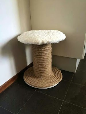 O carretel de madeira é usado originalmente para enrolar fios elétricos, mas esse material pode ser muito bem reaproveitado na decoração. Seu uso pode garantir peças originais, criativas, econômicas e sustentáveis para os mais variados ambientes da casa.