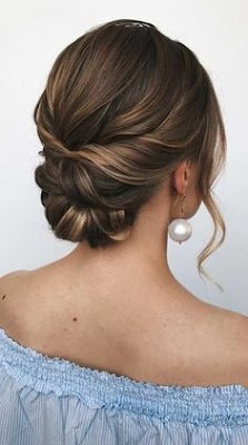 Ao fazer seu penteado você passa a impressão de ser uma pessoa cuidadosa com seu visual e que dedica alguns minutos para se cuidar. Passa a impressão de ser uma pessoa de atitude e personalidade.