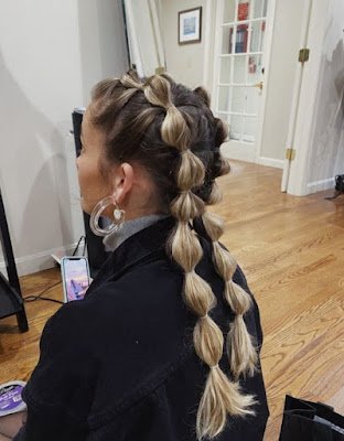 Ao fazer seu penteado você passa a impressão de ser uma pessoa cuidadosa com seu visual e que dedica alguns minutos para se cuidar. Passa a impressão de ser uma pessoa de atitude e personalidade.