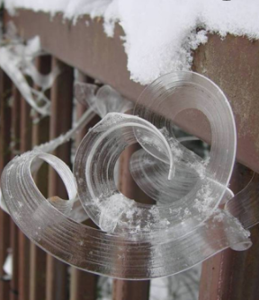 Essas flores de gelo não só existem na natureza, mas podem a ser vistas em locais onde o clima é bastante gelado. Isso corre apenas em alguns tipos de plantas devido a sua porosidade.