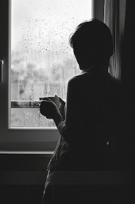 Foto tumblr é um estilo de foto mais estético, que explora novos ângulos, com filtros minimalistas, luz natural e muito estilo. Os dias de chuva também podem ser perfeitos para fazer esse tipo de foto.