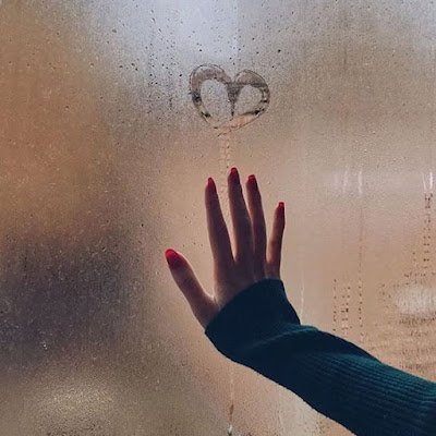 Foto tumblr é um estilo de foto mais estético, que explora novos ângulos, com filtros minimalistas, luz natural e muito estilo. Os dias de chuva também podem ser perfeitos para fazer esse tipo de foto.