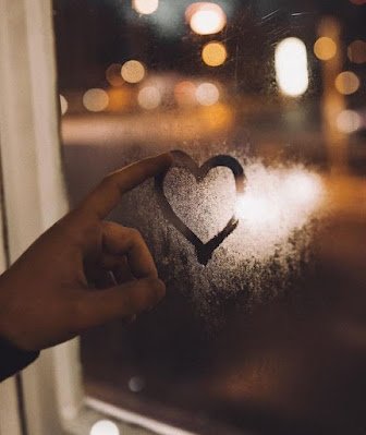 Foto tumblr é um estilo de foto mais estético, que explora novos ângulos, com filtros minimalistas, luz natural e muito estilo. Os dias de chuva também podem ser perfeitos para fazer esse tipo de foto.