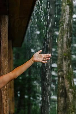 Foto tumblr é um estilo de foto mais estético, que explora novos ângulos, com filtros minimalistas, luz natural e muito estilo. Os dias de chuva também podem ser perfeitos para fazer esse tipo de foto.