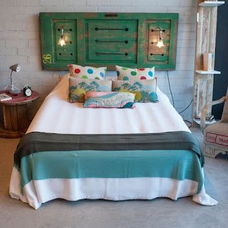 Você tem a opção de escolher a sua cabeceira de cama em lojas especializadas ou fazer a sua própria cabeceira dando mais personalidade a sua decoração.