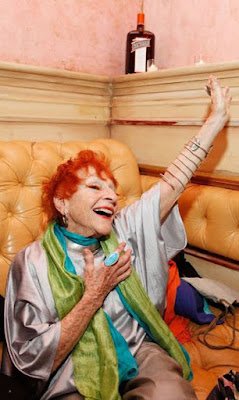 Ao contrário do que muitos pensam, não são apenas as famosas que assumem os cabelos coloridos na idade. Essas mulheres podem ser encontradas nas ruas, no nosso dia a dia, em nossas redes sociais e, talvez, até em nossa casa.