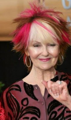 Ao contrário do que muitos pensam, não são apenas as famosas que assumem os cabelos coloridos na idade. Essas mulheres podem ser encontradas nas ruas, no nosso dia a dia, em nossas redes sociais e, talvez, até em nossa casa.